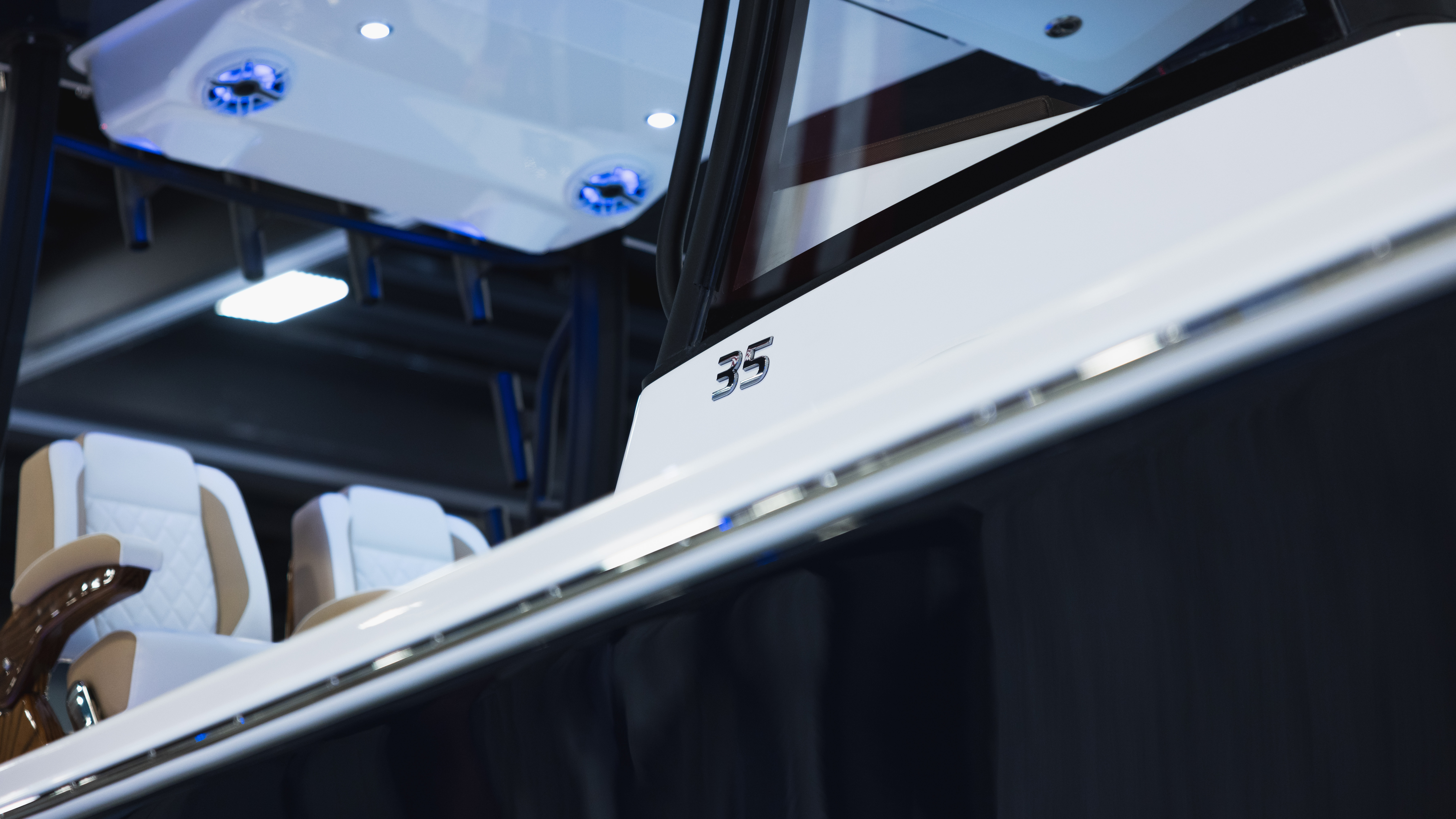 35REGULATOR 3 Stbd Rub Rail