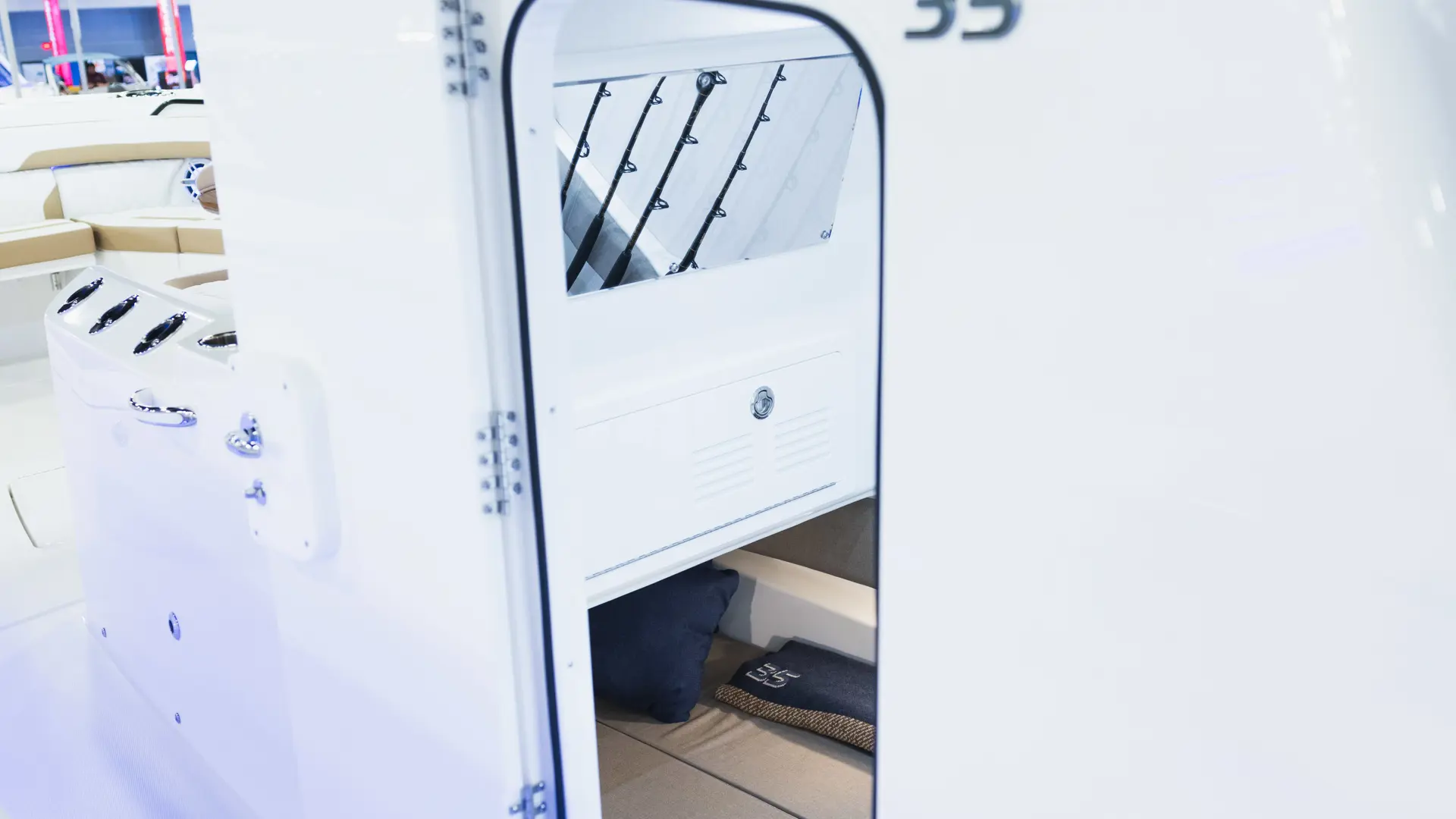 35REGULATOR 21 Console Interior Entry