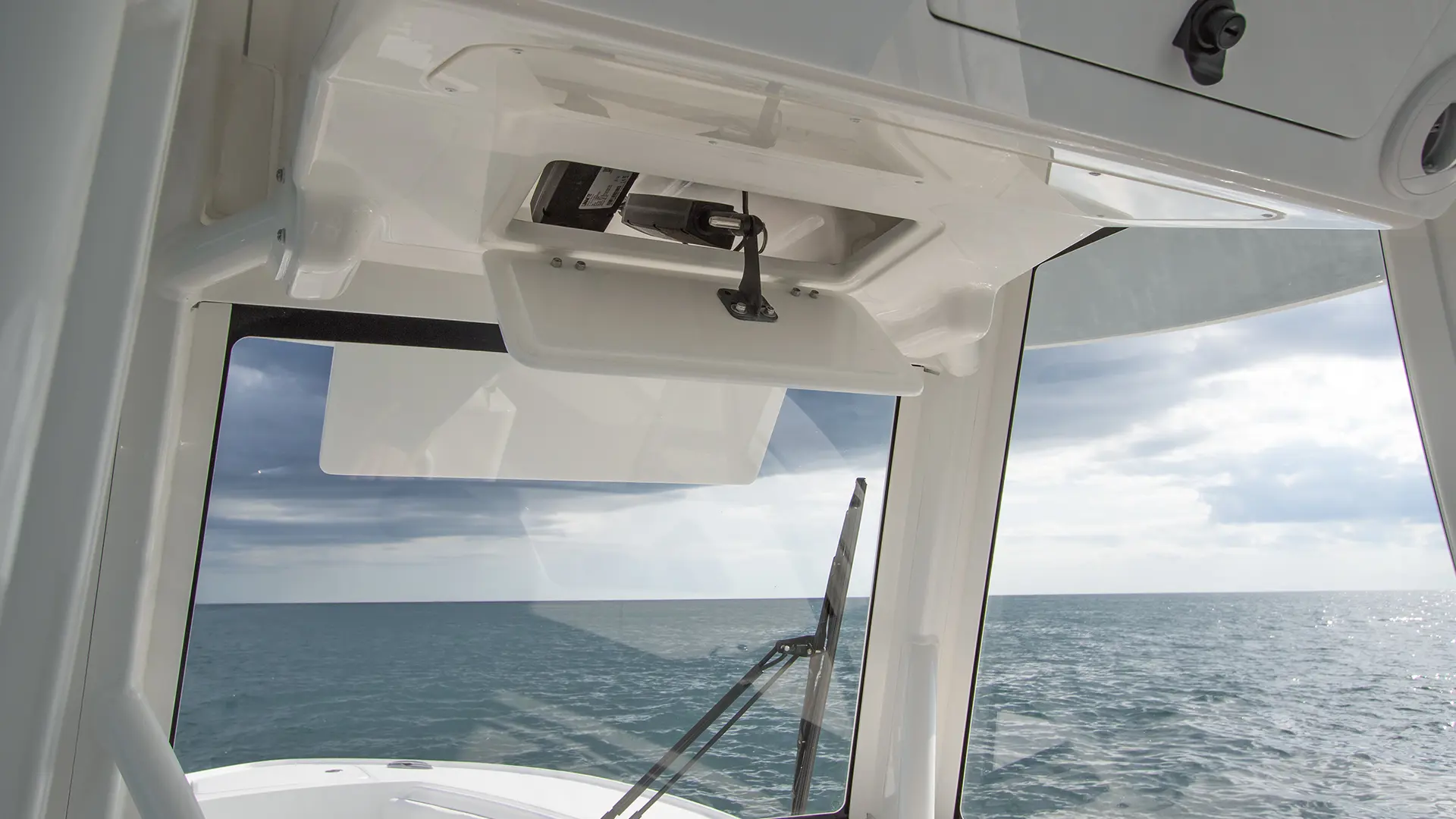 Reg28 Ttop Vent Helm Side 7X9A0130 1920X1080