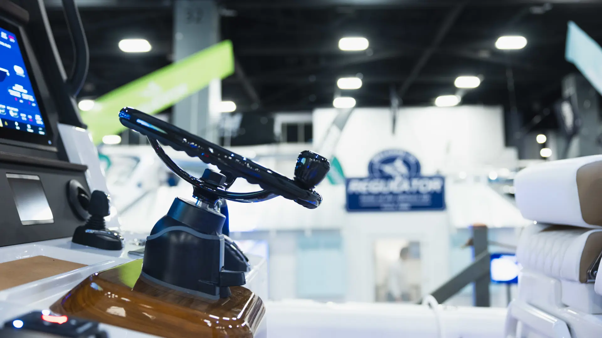 35REGULATOR 25 Helm Pod In Teak