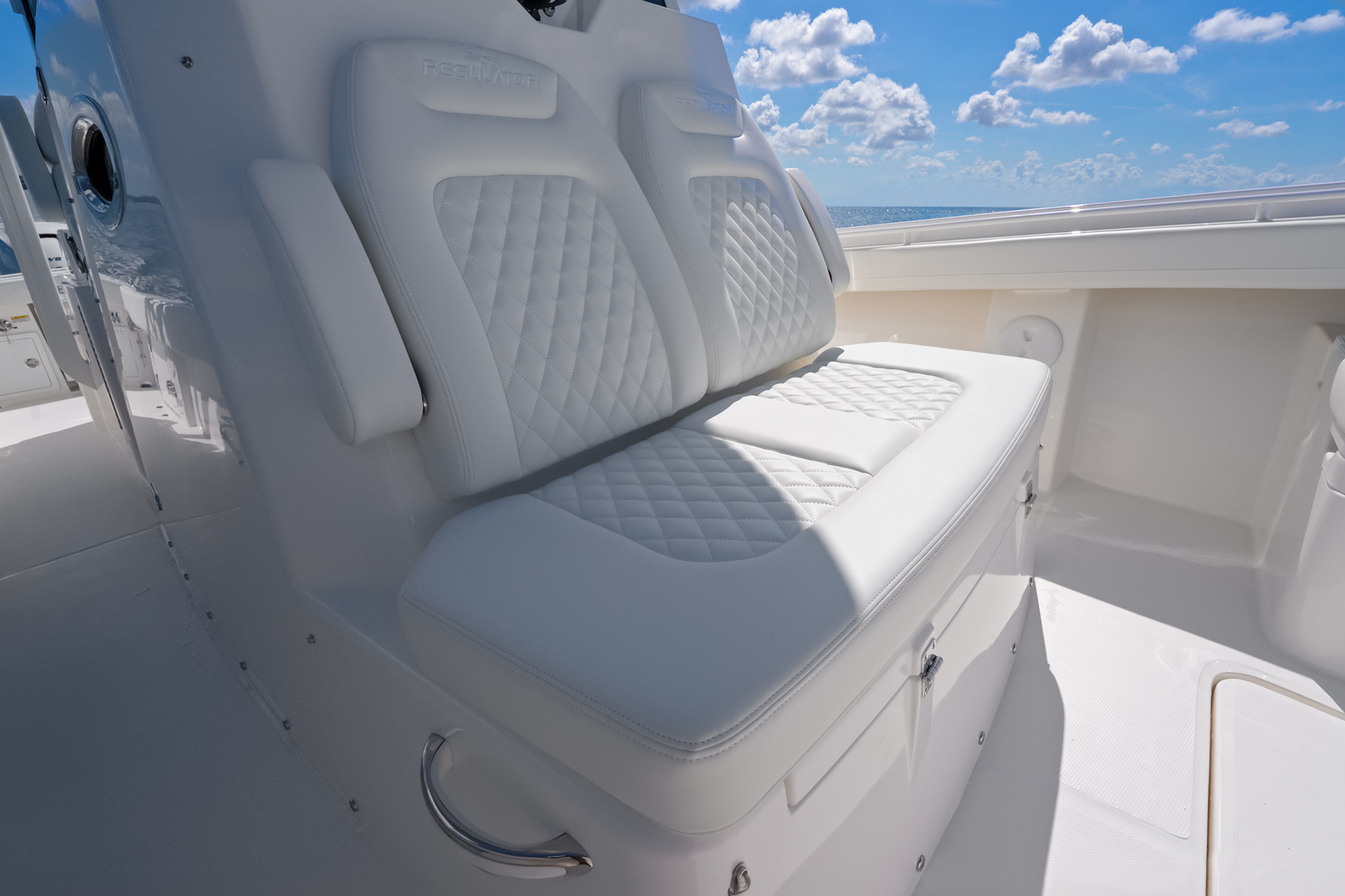 R31 MY27 Tampa Forward Console Seat RGB WG