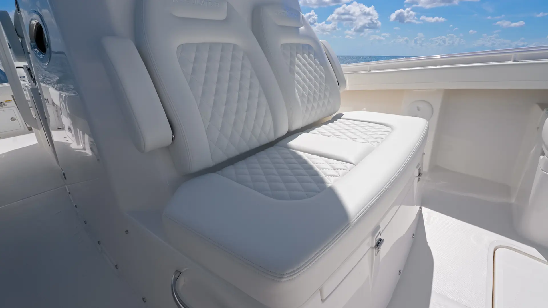 R31 MY27 Tampa Forward Console Seat RGB WG