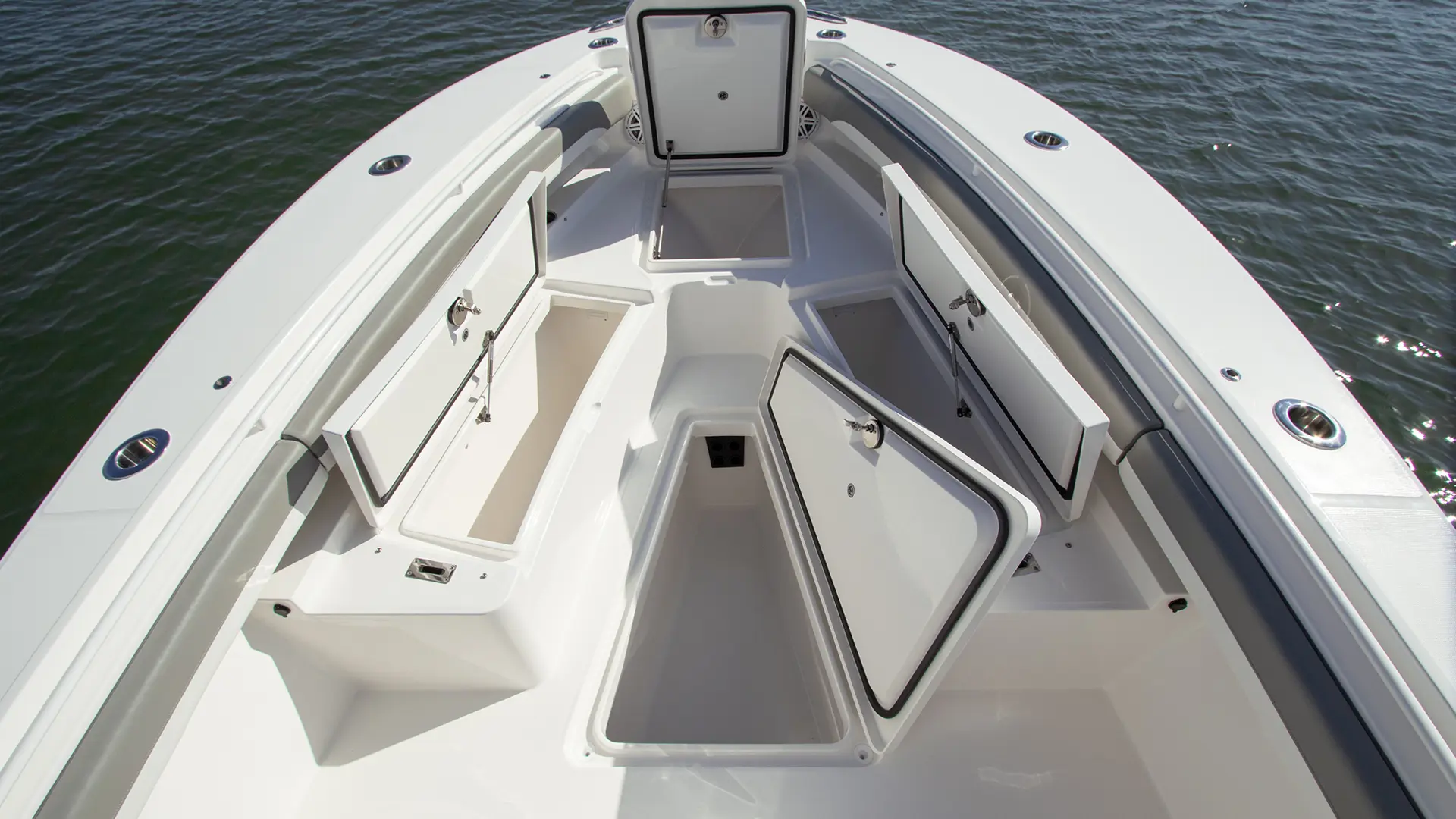 R25 Details Fwd Storage 060A0767 RGB