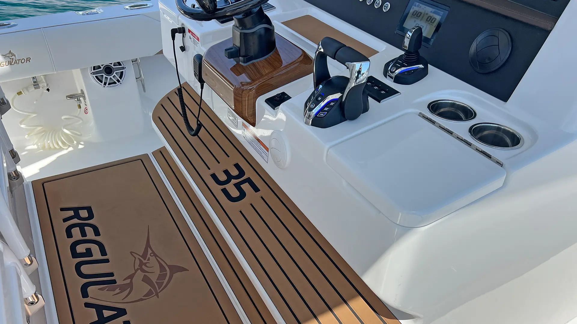 25MY REG 35 Helm Mat View RGB 1920X1080