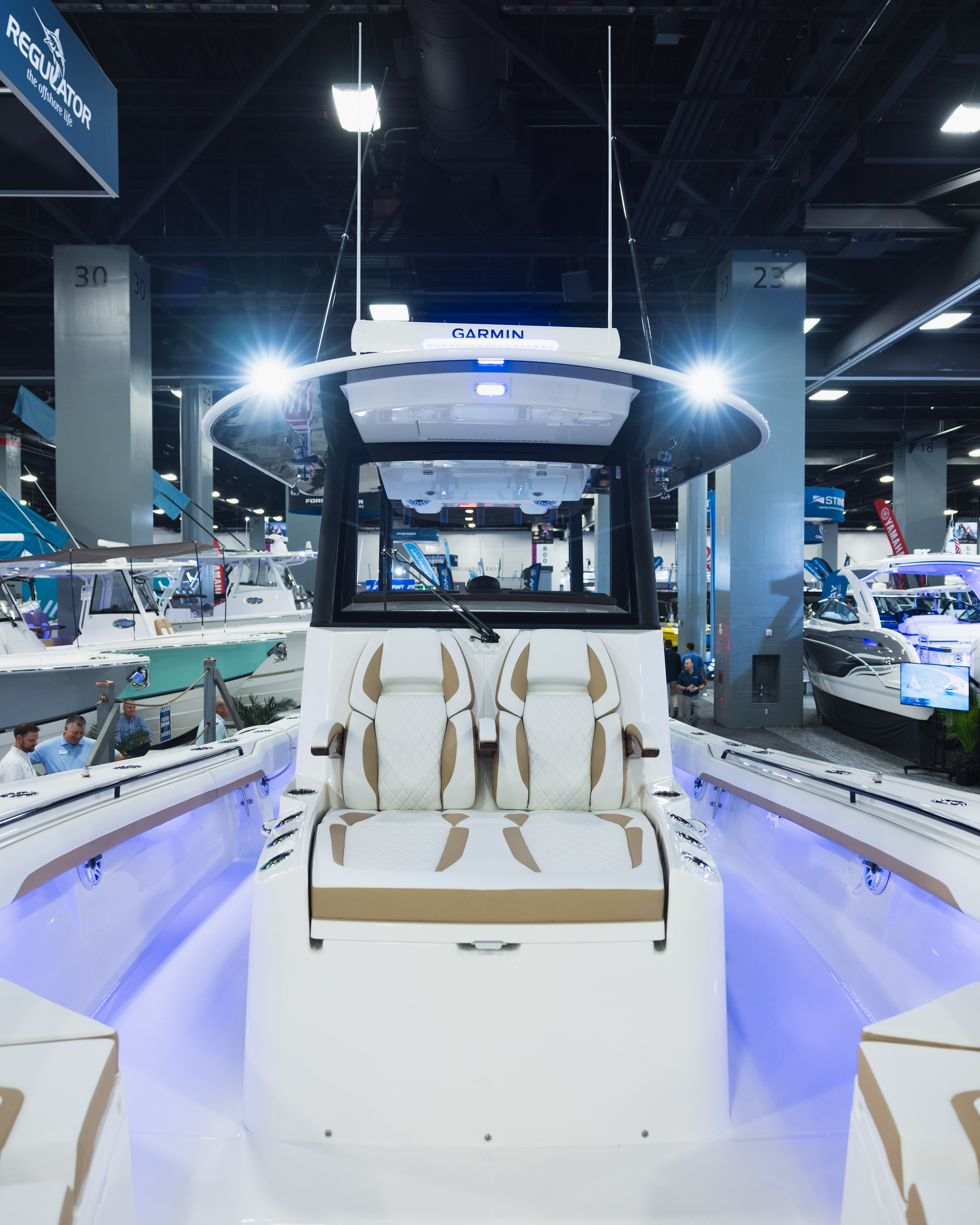 35REGULATOR 32 Vertical From Bow