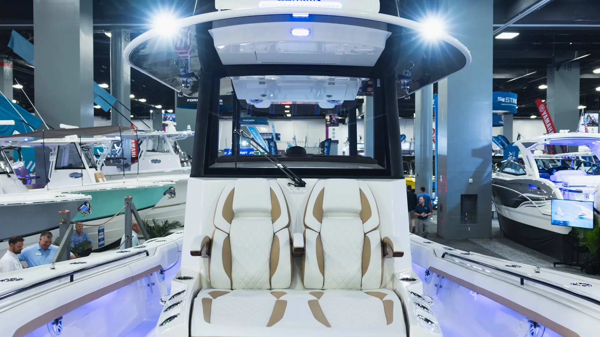 35REGULATOR 32 Vertical From Bow