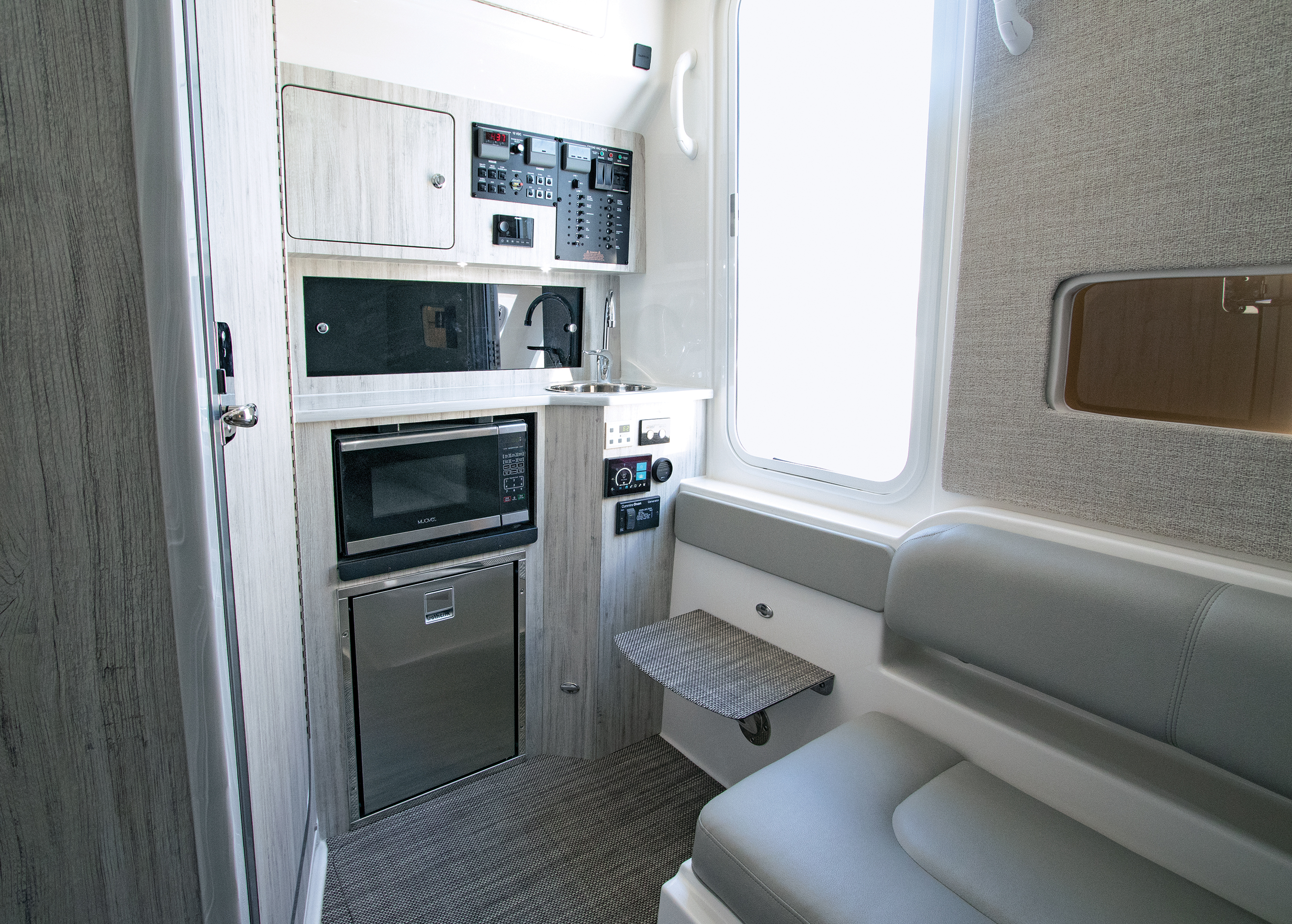 Reg22 37 Cabin Galley 060A1473 RGB Web