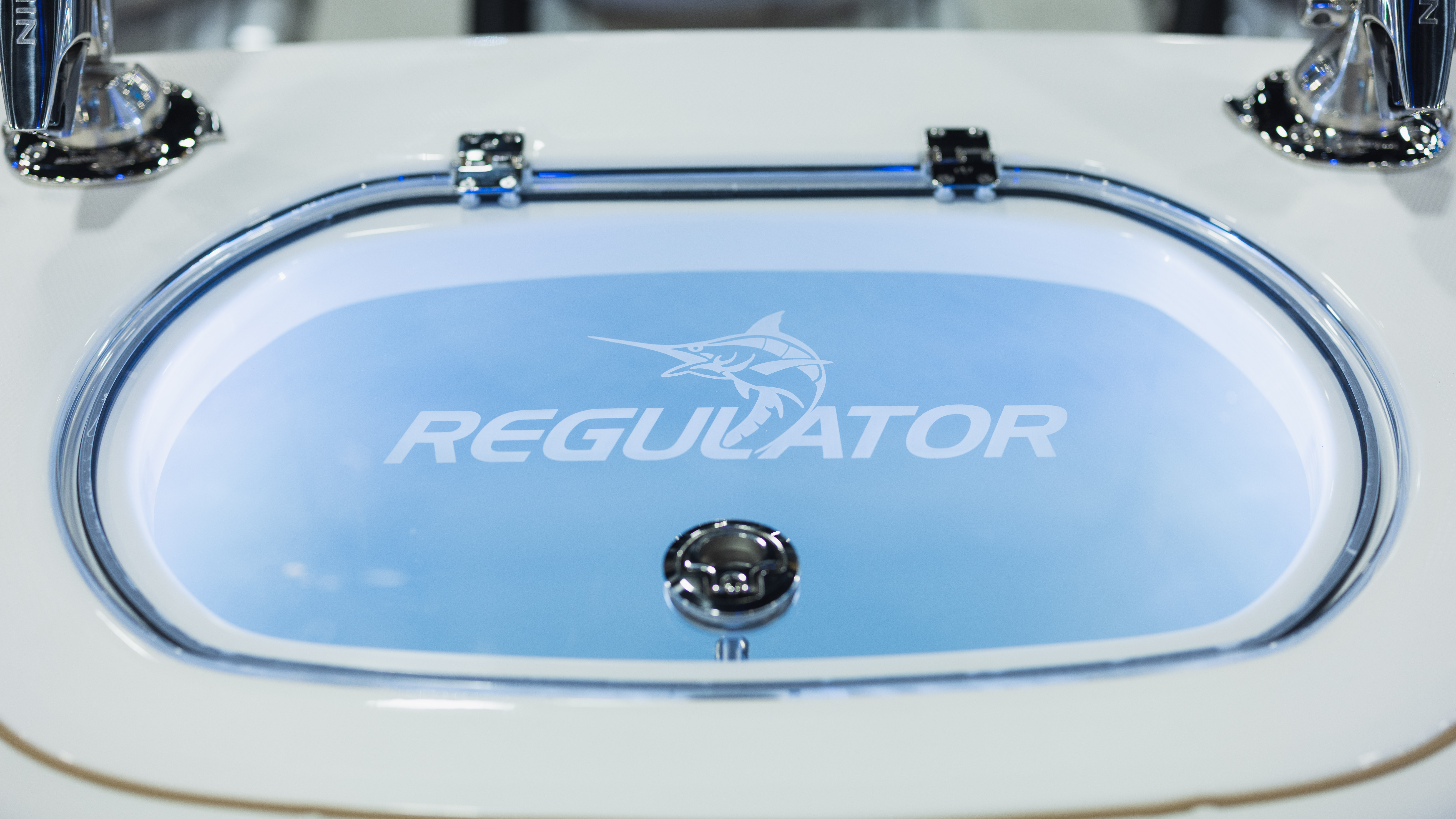 35REGULATOR 11 Ctr Livewell