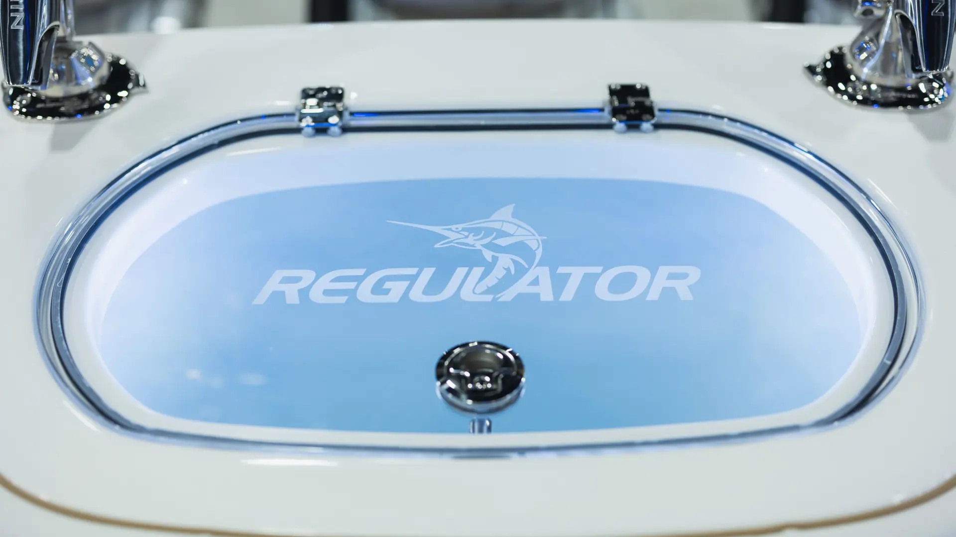 35REGULATOR 11 Ctr Livewell